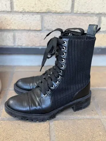 블랙 레이스업 부츠