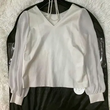 SYSORUS 시소라스 이소재 볼륨 슬리브 V넥 티셔츠