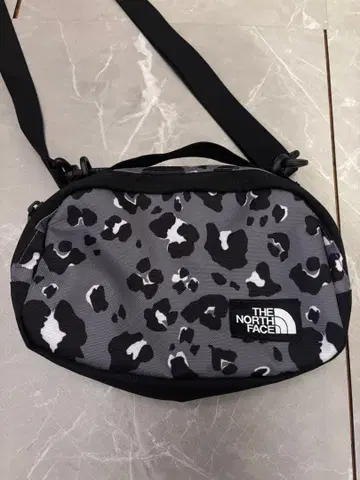 THE NORTH FACE 레오파드 무늬 숄더백