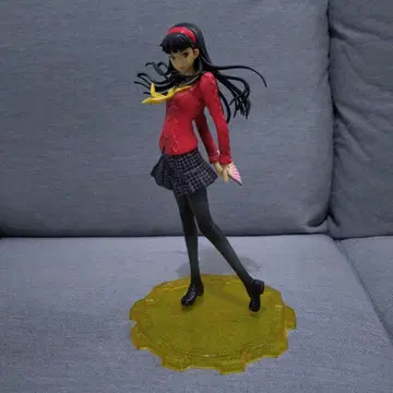 피규어 빨간색 스웨터 체크 무늬