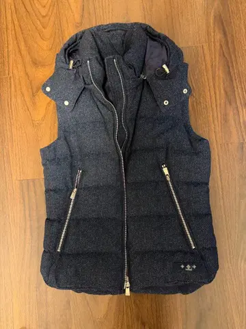 TATRAS 네이비 다운 베스트 후드 부착