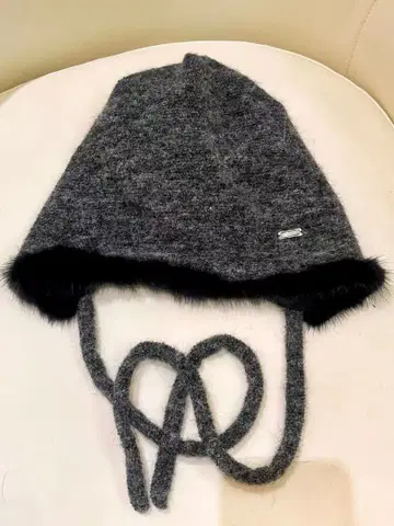 퍼가 달린 그레이 버킷 햇