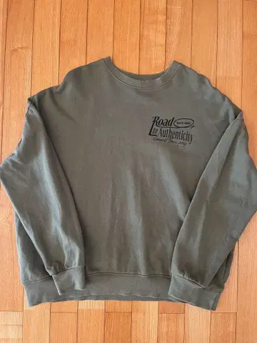 Travis Japan 맨투맨 상의