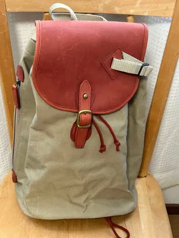 베이지와 빨간색의 캔버스 백팩