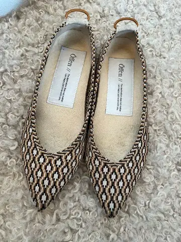 오펜 베이지 브라운 스틸레토 플랫슈즈 37