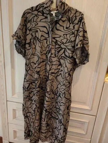 베이지와 블랙 꽃무늬 반팔 튜닉