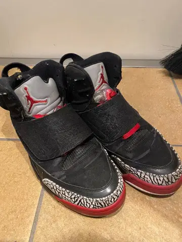 Jordan 스니커즈 블랙/빨간색
