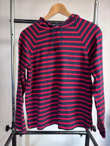 SAINT JAMES 후드 부착 긴팔 티셔츠 네이비/레드 스트라이프