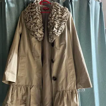 프릴 옷깃 베이지 코트