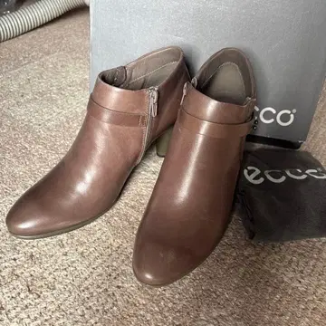 미사용 새상품 ecco 브라운 앵클부츠 중간 힐