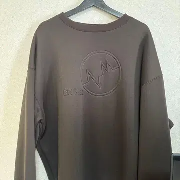 enmer 아사쿠라 카이 브랜드 엠보싱 로고 맨투맨