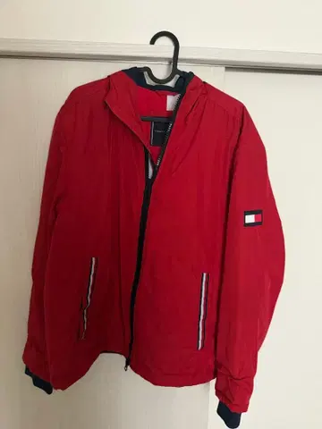 타미힐피거 빨간색 나일론 자켓 후드 부착