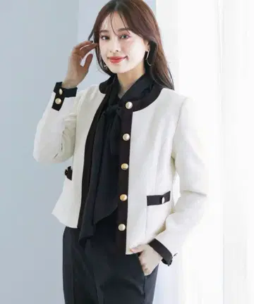 노카라 화이트 자켓 골드 버튼 포함 화이트 조라