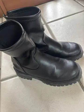 블랙 가죽 숏부츠 지퍼 포함