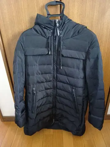 후드 부착 블랙 다운 자켓