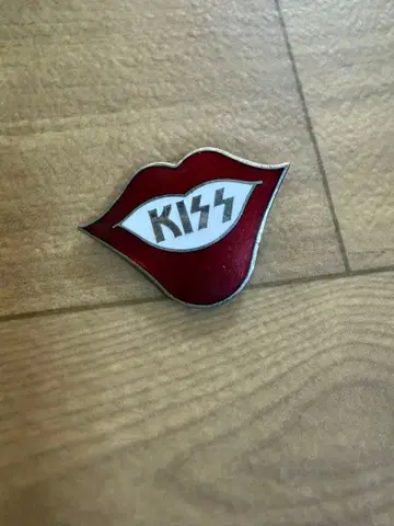 KISS 핀 배지 입 모양 빨간색