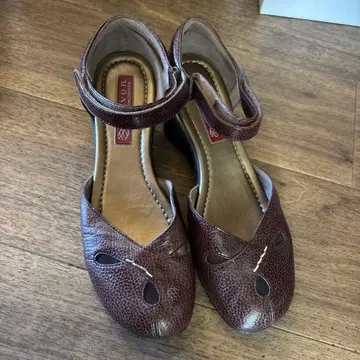 브라운 가죽 앵클 스트랩 신발