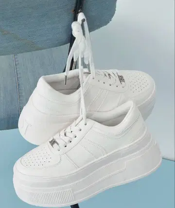 DD 로고 밑창 스니커즈