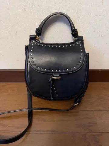 네이비 가죽 숄더백 스터드 부착