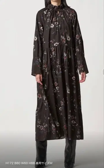 에메루리파인즈 이번 시즌 플라워 프린트 개더 원피스 핑크 계열 M 사이즈