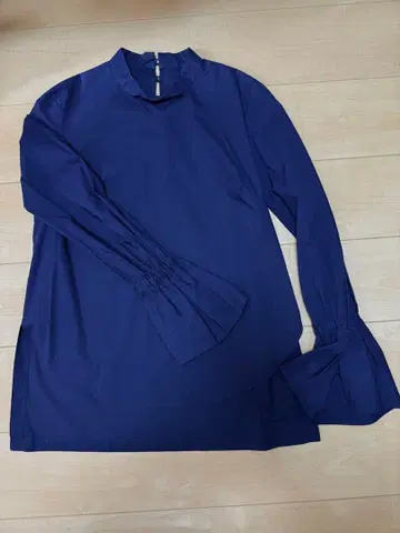 개럴개런트 네이비 플레어 소매 스탠드넥 셔츠