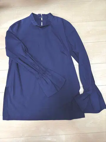 개럴개런트 네이비 플레어 소매 스탠드넥 셔츠