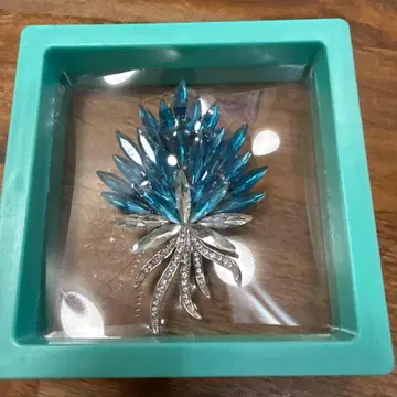 파란색 크리스탈 꽃 모양 브로치