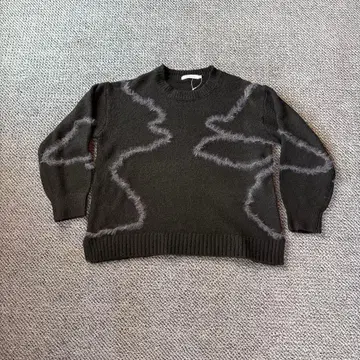 다크 그레이 복슬복슬 라인 니트 스웨터