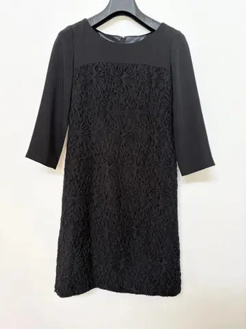 자수 장식 블랙 A라인 원피스