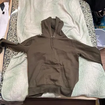 올리브색 후드 부착 후드티