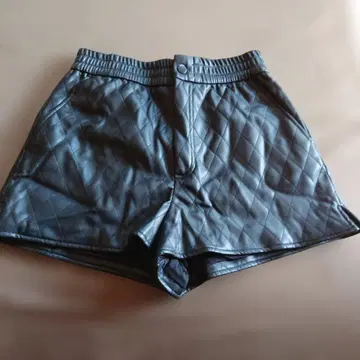 새상품급 ZARA 블랙 퀼팅 숏팬츠 부드러운 인조 가죽