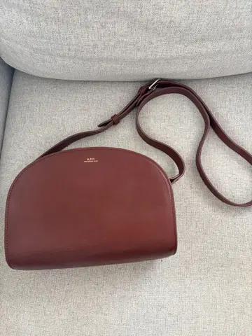 APC demi-lune 숄더백 브라운