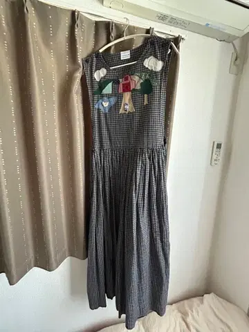 체크 무늬 자수 원피스