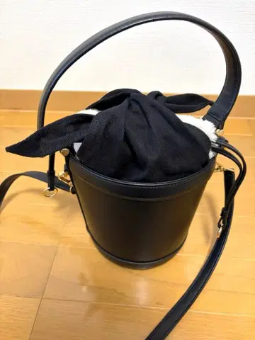 [ 23구 ] 버킷형 블랙 숄더백