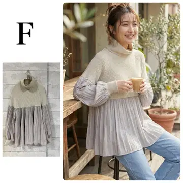 아이보리 하이넥 이소재 상의 니트