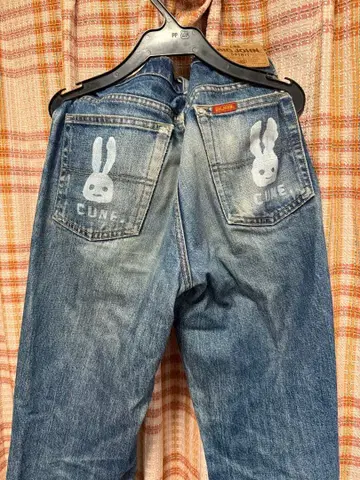 CUNE 토끼 프린트 스트레이트 데님