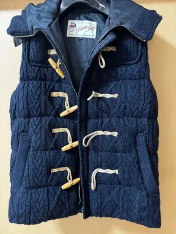 라토르트랩 네이비 케이블 니트 다운 베스트