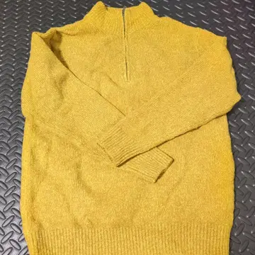 머스타드 색 하이넥 스웨터