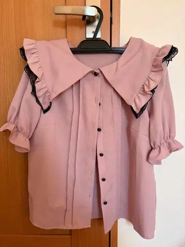 프릴 달린 핑크 반팔 블라우스