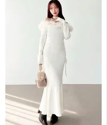 RESEXXY 인조 모피 트리밍 니트 원피스 아이보리