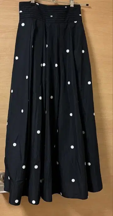 스나이델 도트 플레어 스커트