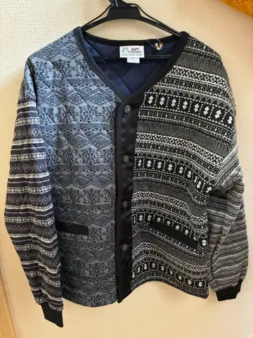 기하학 패턴 버튼 가디건 M 사이즈