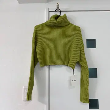 택 포함 새상품 GRL 올리브 그린 터틀넥 스웨터 크롭 니트