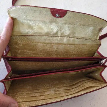 COCCO FIORE 빨간색 크로커다일풍 장지갑 숄더 타입