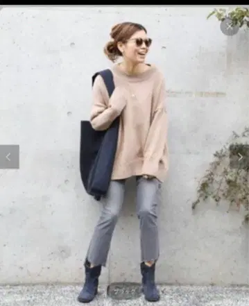 MNICACORDERA 베이지 크루넥 니트 스웨터