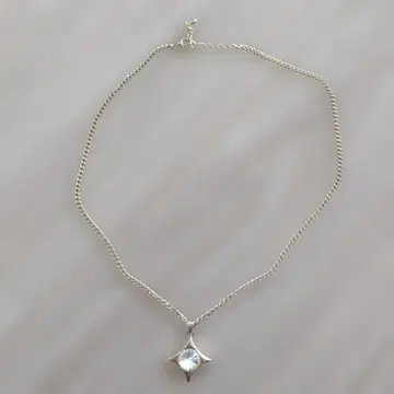 다이아몬드형 크리스탈 목걸이