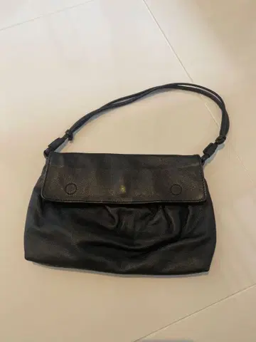 블랙 가죽 핸드백