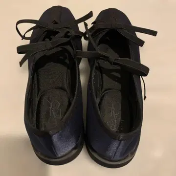 네이비 리본 포함 플랫슈즈