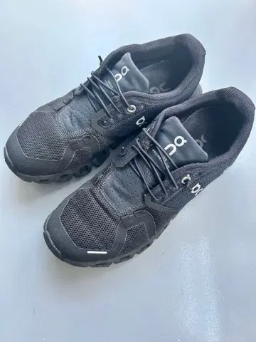 On 블랙 스니커즈 24cm 작게