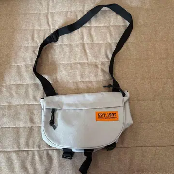 그레이 플랩 숄더백 EST.1997